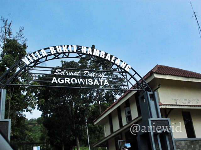 Pintu masuk Agrowisata Villa Bukit Hambalang