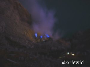 Fenomena api biru di Kawah Ijen hanya bisa disaksikan pada dini hari.